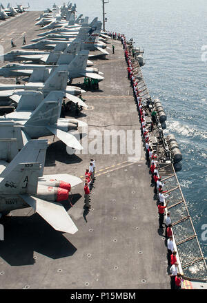 Arabischen Golf (5. Mai 2017) Segler die Schienen Mann an Bord der Flugzeugträger USS George H.W. Bush (CVN 77) (GHWB) wie der dänische Fregatte HDMS Peter Willemoes (F 362) fährt den Arabischen Golf. GHWB ist in den USA der 5. Flotte Bereich für Maßnahmen zur Erhöhung der Sicherheit des Seeverkehrs auf die Verbündeten und Partnern zu beruhigen bereitgestellt, und der Freiheit der Schiffahrt und des freien Handels in der Region erhalten. Stockfoto