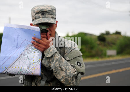 SPC. Kenny Ochoa, ein Jetboot-Operator mit der 481. Transportation Company, schießt seine Azimut während der Land Navigation Kurs Teil der besten Krieger Wettbewerb veranstaltet von der 79. SSC in Camp Pendleton, Kalifornien, 6. Mai 2017.     Der US Army Reserve 79. Sustainment Support Command Gastgeber ihre 2017 besten Krieger Wettbewerbs in Camp Pendleton, Kalifornien, Mai 3-6. Die besten Krieger-Wettbewerb sucht die besten Kandidaten, der ein Soldat der US-Armee definiert durch Tests Soldaten körperlich und geistig. Der Wettbewerb bestand aus ein Soldat und ein Unteroffizier aus fo Stockfoto