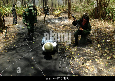 Armee Reservisten laufen durch einen Hindernisparcours während der militärischen Ausbildung in Charallave, Venezuela, 25. März 2006. Stockfoto