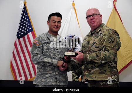 SPC. Kenny Ochoa, ein Jetboot-Operator mit der 481. Transportunternehmen wird von Command Sergeant Major Donald E. Langworthy II, interim Befehl Sergeant-Major der 79. Sustainment Unterstützung, während die BWC Schlussfeier veranstaltet von der 79. SSC in Camp Pendleton, Kalifornien, 6. Mai 2017 vergeben.    Der US Army Reserve 79. Sustainment Support Command Gastgeber ihre 2017 besten Krieger Wettbewerbs in Camp Pendleton, Kalifornien, Mai 3-6. Die besten Krieger-Wettbewerb sucht die besten Kandidaten, der ein Soldat der US-Armee definiert durch Tests Soldaten körperlich und geistig. Der Wettbewerb bestand aus Stockfoto