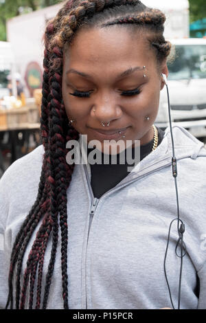 Eine attraktive junge Dame mit mehreren Gesicht Piercings in Union Square Park in Manhattan, New York City fotografiert. Stockfoto