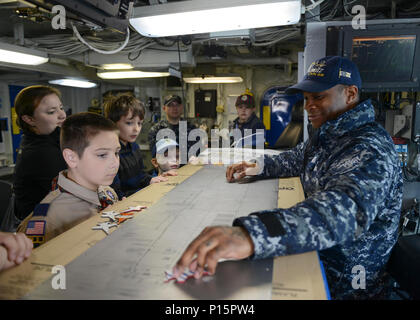 Washington (6. Mai 2017) Der Luftverkehr Boatswains Mate (Handling) 2. Klasse Willie Perry bespricht den Flugbetrieb mit Mitgliedern der Wölflingmeute 5239 und Pfadfinder-truppe Gruppe 5239 an Bord der Flugzeugträger USS Nimitz (CVN 68). Das Schiff ist in Bremerton, Washington festgemacht, die Vorbereitung für eine Bereitstellung. Stockfoto