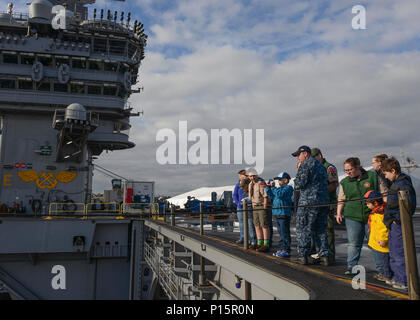 BREMERTON, Washington (6. Mai 2017) - Aviation Electronics Technician 2. Klasse Sean Caliebe, ein Eingeborener von Pahrump, Nev, erklärt Details der Flight Deck für die Mitglieder der Wölflingmeute 5239 und Pfadfinder-truppe Gruppe 5239 während einer Tour während an Bord der Flugzeugträger USS Nimitz (CVN 68). Der Nimitz ist derzeit in Bremerton, Washington, die Vorbereitung für eine 2017-Bereitstellung. Stockfoto