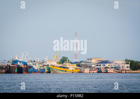 Großen Containerschiff im Hafen ankommen Stockfoto