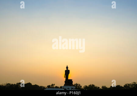 Sonnenuntergang an der buddhistischen Park im Stadtteil Phutthamonthon, Buddha Monthon. Nakhon Pathom Provinz von Thailand. Stockfoto