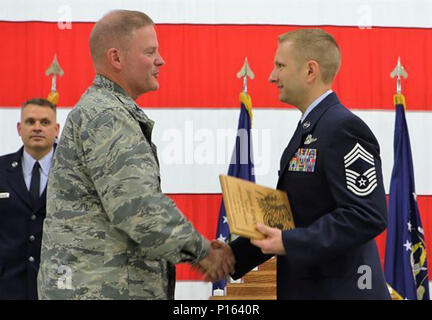 Chief Master Sgt. Joseph Rorick schüttelt Hände mit Oberst James DeVere, 302Nd Airlift Wing Commander, nach der Annahme einer Anerkennung Plakette während der Reserve Flügel Chief Induktion Zeremonie bei Peterson Air Force Base, Colo., 6. Mai 2017. Vier neu geförderten Chief Master sergeants innerhalb der 302Nd AW wurden während der Zeremonie erkannt, dass die Abstammung und der historischen Bedeutung der Luftwaffe Soldaten Rang war auf dem Display für die Anwesenden. Rorick ist an die 302Nd Operations Support Squadron zugeordnet. Auch während der Zeremonie erkannt wurden Chief Master Sgts. Jonathan Shaw, 39 t Stockfoto