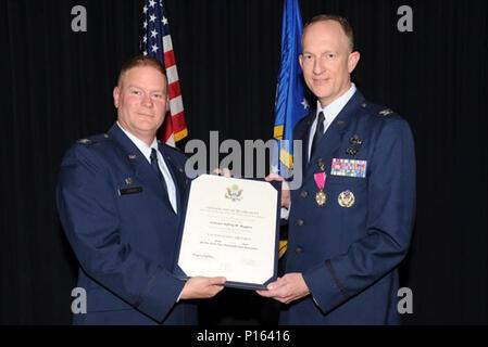 Oberst James DeVere, 302Nd Airlift Wing Commander, stellt Oberst Jeffrey Higgins mit einem Ruhestand Zertifikat während seiner Pensionierung Zeremonie am 6. Mai 2017, Peterson Air Force Base, Colo Higgins zurückgezogen vom 302Nd Instandhaltungsgruppe Commander position wo er etwa 400 Bürger Flieger. Während Higgins' fast 30 Jahre Luftwaffe Karriere, die er in die Wartung von Flugzeugen serviert, Logistik Bereitschaft und Erwerb Karriere Felder. Stockfoto