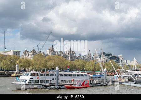 Thames River Tour Boote ein- und ausschalten Passagiere Tropfen am Hafenbecken entlang des Flusses. Stockfoto