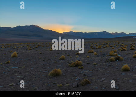 Landschaft der Anden bei Sonnenaufgang in der Siloli Wüste am 4600 m hohen zwischen Chile und den Salzsee von Uyuni, Bolivien entfernt. Stockfoto