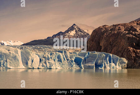 Vintage Landschaft zurück zu bringen, die Nostalgie der Patagonien Landschaften in Chile, Torres del Paine Nationalpark, Südamerika. Rauschen hinzugefügt. Stockfoto