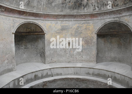 Das Forum Bäder hinter dem Tempel des Jupiter in der antiken Stadt Pompeji, Italien. Stockfoto