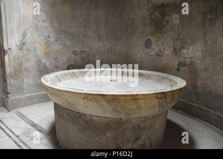 Das Forum Bäder hinter dem Tempel des Jupiter in der antiken Stadt Pompeji, Italien. Stockfoto