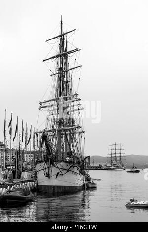 Tall Ships Race 2008. Bergen, Norwegen, August 2008. Picton Castle (Barke), auf der Linken, der russischen Raumstation Mir im Hintergrund Stockfoto