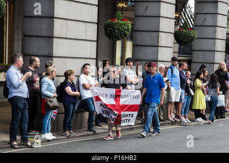 London, Großbritannien. 10 Juni, 2018. Mitglieder einer rechtsextremen Gruppe vorbereiten zu verspotten Hunderte von Menschen, die sich an der pro-palästinensischen Al Quds Tag März durch das Zentrum von London von der Islamischen Menschenrechtskommission organisiert. Eine internationale Veranstaltung, Es begann 1979 im Iran. Quds ist der arabische Name für Jerusalem. Credit: Mark Kerrison/Alamy leben Nachrichten Stockfoto