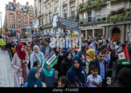 London, Großbritannien. 10 Juni, 2018. Hunderte Menschen beteiligen sich an der pro-palästinensischen Al Quds Tag März durch das Zentrum von London von der Islamischen Menschenrechtskommission organisiert. Eine internationale Veranstaltung, Es begann 1979 im Iran. Quds ist der arabische Name für Jerusalem. Credit: Mark Kerrison/Alamy leben Nachrichten Stockfoto