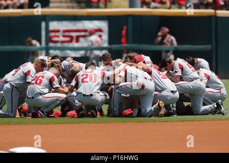 10.Juni 2018: Der Razorback Baseball Team sammelt als Gruppe vor dem Spiel. South Carolina besiegte Arkansas 8-5 in der NCAA regionalen am Baum Stadion in Fayetteville, AR, Richey Miller/CSM Stockfoto