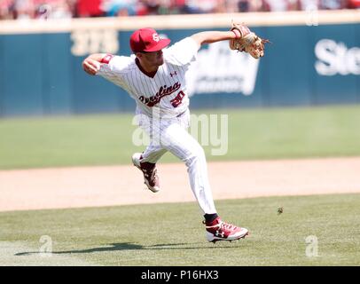 10.Juni 2018: South Carolina dritter Basisspieler Jona Braut #20 macht ein aus dem Gleichgewicht über den Haufen werfen. South Carolina besiegte Arkansas 8-5 in der NCAA regionalen am Baum Stadion in Fayetteville, AR, Richey Miller/CSM Stockfoto