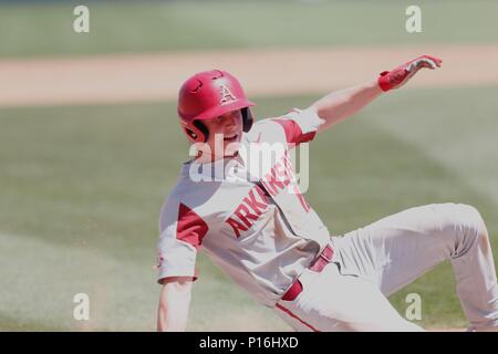 10.Juni 2018: Heston Kjerstad #18 Arkansas Base Runner Folien in Home. South Carolina besiegte Arkansas 8-5 in der NCAA regionalen am Baum Stadion in Fayetteville, AR, Richey Miller/CSM Stockfoto