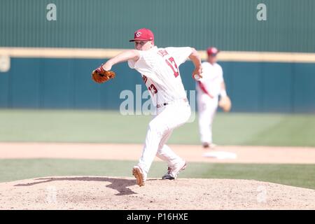 10.Juni 2018: South Carolina Krug Graham Lawson #13 bringt einen Pitch home. South Carolina besiegte Arkansas 8-5 in der NCAA regionalen am Baum Stadion in Fayetteville, AR, Richey Miller/CSM Stockfoto