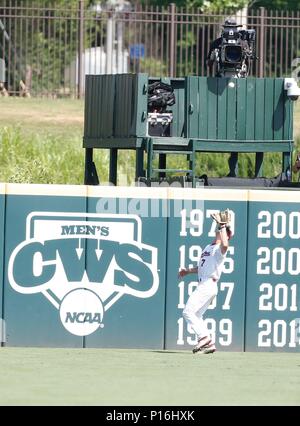 10.Juni 2018: South Carolina Mittelfeldspieler Jakob Olson #7 senkt sich unter ein fly Ball. South Carolina besiegte Arkansas 8-5 in der NCAA regionalen am Baum Stadion in Fayetteville, AR, Richey Miller/CSM Stockfoto