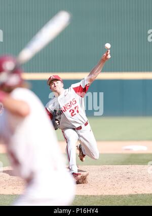 10.Juni 2018: Evan Lee #27 Arkansas Krug Werke aus dem Damm. South Carolina besiegte Arkansas 8-5 in der NCAA regionalen am Baum Stadion in Fayetteville, AR, Richey Miller/CSM Stockfoto