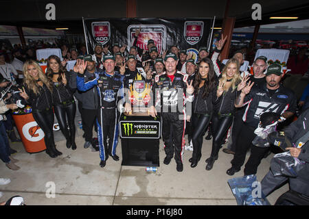 Brooklyn, Michigan, USA. 10 Juni, 2018. Clint Bowyer (14) gewinnt den FireKeepers Casino 400 während einer Wetter verzögert am Michigan International Speedway in Brooklyn, Michigan. Credit: Stephen A. Arce/ASP/ZUMA Draht/Alamy leben Nachrichten Stockfoto