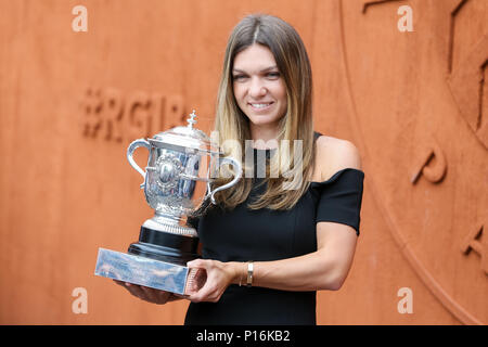 Simona Halep (ROU), Juni 10, 2018 Tischtennis: Simona Halep Rumäniens wirft mit der Trophäe beim Fototermin nach der Frauen gewinnen singles Finale der French Open Tennis Turnier gegen Sloane Stephens der Vereinigten Staaten bei den Roland Garros in Paris, Frankreich. (Foto von Lba) Stockfoto