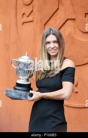 Simona Halep (ROU), Juni 10, 2018 Tischtennis: Simona Halep Rumäniens wirft mit der Trophäe beim Fototermin nach der Frauen gewinnen singles Finale der French Open Tennis Turnier gegen Sloane Stephens der Vereinigten Staaten bei den Roland Garros in Paris, Frankreich. (Foto von Lba) Stockfoto
