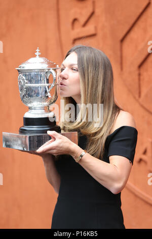 Simona Halep (ROU), Juni 10, 2018 Tischtennis: Simona Halep Rumäniens wirft mit der Trophäe beim Fototermin nach der Frauen gewinnen singles Finale der French Open Tennis Turnier gegen Sloane Stephens der Vereinigten Staaten bei den Roland Garros in Paris, Frankreich. (Foto von Lba) Stockfoto