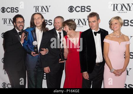 New York, NY, USA. 10 Juni, 2018. New York, USA. 10 Jun, 2018. Tony Kushner, Jordanien Roth, Rowan Ian Seamus Magee, Susan Brown, Rufus Norris, Lisa Burger in der Presse Raum für 72. jährlichen Tony Awards - Presse, Radio City Music Hall, New York, NY, 10. Juni 2018. Credit: Jason Smith/Everett Collection Credit: Everett Collection Inc/Alamy Live News/Alamy leben Nachrichten Stockfoto