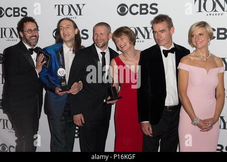 New York, NY, USA. 10 Juni, 2018. New York, USA. 10 Jun, 2018. Tony Kushner, Jordanien Roth, Rowan Ian Seamus Magee, Susan Brown, Rufus Norris, Lisa Burger in der Presse Raum für 72. jährlichen Tony Awards - Presse, Radio City Music Hall, New York, NY, 10. Juni 2018. Credit: Jason Smith/Everett Collection Credit: Everett Collection Inc/Alamy Live News/Alamy leben Nachrichten Stockfoto