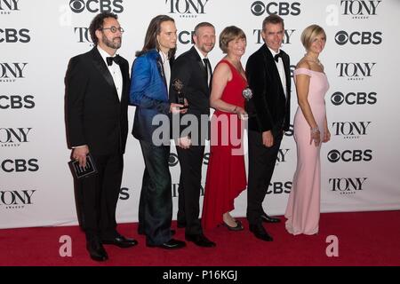 New York, NY, USA. 10 Juni, 2018. New York, USA. 10 Jun, 2018. Tony Kushner, Jordanien Roth, Rowan Ian Seamus Magee, Susan Brown, Rufus Norris, Lisa Burger in der Presse Raum für 72. jährlichen Tony Awards - Presse, Radio City Music Hall, New York, NY, 10. Juni 2018. Credit: Jason Smith/Everett Collection Credit: Everett Collection Inc/Alamy Live News/Alamy leben Nachrichten Stockfoto