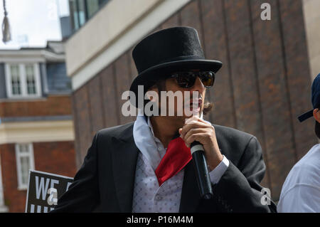 Juni 10, 2018, London, UK. 10. Juni 2018. Ein Mann führt die große Menschenmenge gequetscht in der Straße vor der saudi-arabischen Botschaft in Singen zur Unterstützung des unterdrückten Volkes von Palästina und anderen rund um die Welt. Die Veranstaltung, die von der Gerechtigkeit für Palästina Komitee organisiert, wird von der Islamischen Menschenrechtskommission und eine breite Palette von pro-palästinensischen Organisationen, und wurde von den zionistischen Föderation und einige rechtsgerichtete Hooligans, die Angriffe auf die friedliche Veranstaltung, die von einem grossen Polizeiaufgebot im Bereich angehalten waren dagegen unterstützt. In vielen Ländern gefeiert, dem Tag, establis Stockfoto