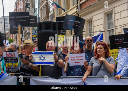 Juni 10, 2018, London, UK. 10. Juni 2018. Die Zionistische Föderation haben eine Laute, aber friedliche Counter - eine kurze Entfernung Protest entfernt wie eine große Menschenmenge gequetscht in der Straße vor der saudi-arabischen Botschaft für eine Kundgebung zur Unterstützung des unterdrückten Volkes von Palästina und anderen rund um die Welt. Die Veranstaltung, die von der Gerechtigkeit für Palästina Komitee organisiert, wird von der Islamischen Menschenrechtskommission und eine breite Palette von pro-palästinensischen Organisationen, und wurde von den zionistischen Föderation und einige rechtsgerichtete Hooligans, die von einem Angriff der friedlichen Veranstaltung durch eine große Po gestoppt waren dagegen unterstützt. Stockfoto