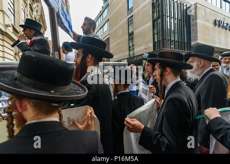 Juni 10, 2018, London, UK. 10. Juni 2018. Neturei Karta ultra-orthodoxen anti-zionistischen Juden mit Bannern auf der Kundgebung vor der saudi-arabischen Botschaft in Unterstützung des unterdrückten Volkes von Palästina und anderen rund um die Welt stehen. Die Veranstaltung, die von der Gerechtigkeit für Palästina Komitee organisiert, wird von der Islamischen Menschenrechtskommission und eine breite Palette von pro-palästinensischen Organisationen, und wurde von den zionistischen Föderation und einige rechtsgerichtete Hooligans, die Angriffe auf die friedliche Veranstaltung, die von einem grossen Polizeiaufgebot im Bereich angehalten waren dagegen unterstützt. In vielen Ländern gefeiert, die Stockfoto