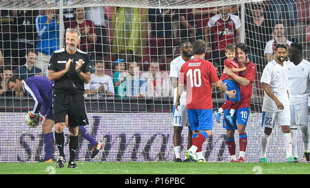 Tomas Rosicky und sein Sohn Tomas Rosicky Jr der Tschechischen Mannschaft feiern, nachdem sie gegen Torhüter Jens Lehmann von TR10 World Team, Links, während des Spiels. Der ehemalige Kapitän der Tschechischen Nationalmannschaft Tomas Rosicky definitiv seine Karriere im Alter von 37 Jahren in einem Abschied Match trotz einer treibenden Wolkenbruch, der heute seinen Start verschoben, am Samstag, dem 9. Juni 2018 gespielt. Die tschechische Mannschaft, in der er spielte, besiegte das Team der Welt", aus seinem ehemaligen Mitspieler von Borussia Dortmund und dem FC Arsenal London, 5-2. Das endgültige Ziel wurde von Rosicky erzielte den 4 Jahre alten Sohn zu Stockfoto