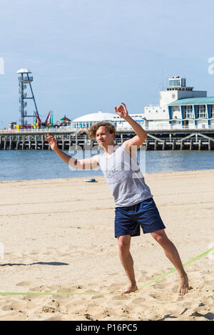 Bournemouth, Dorset, Großbritannien. 11. Juni 2018. UK Wetter: Schönes sehr warmen und sonnigen Start in den Tag in Bournemouth Strände bei steigenden Temperaturen und Besucher Kopf zum Meer die Sonne zu genießen. Spagat! Credit: Carolyn Jenkins/Alamy leben Nachrichten Stockfoto