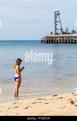 Bournemouth, Dorset, Großbritannien. 11. Juni 2018. UK Wetter: Schönes sehr warmen und sonnigen Start in den Tag in Bournemouth Strände bei steigenden Temperaturen und Besucher Kopf zum Meer die Sonne zu genießen. Credit: Carolyn Jenkins/Alamy leben Nachrichten Stockfoto