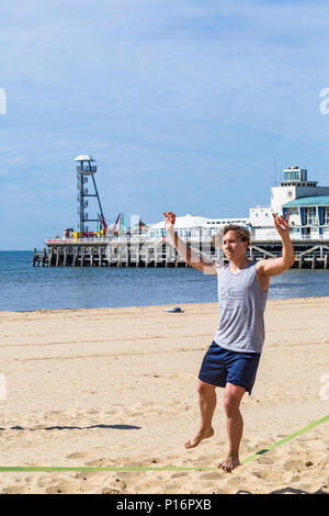 Bournemouth, Dorset, Großbritannien. 11. Juni 2018. UK Wetter: Schönes sehr warmen und sonnigen Start in den Tag in Bournemouth Strände bei steigenden Temperaturen und Besucher Kopf zum Meer die Sonne zu genießen. Spagat! Credit: Carolyn Jenkins/Alamy leben Nachrichten Stockfoto