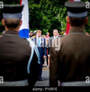 Riga, Lettland. 11 Juni, 2018. König Willem-Alexander der Niederlande legen einen Kranz mit Präsident Raimonds VEJONIS in Riga, Lettland, 11. Juni 2018. Quelle: Patrick Van Katwijk |/dpa/Alamy leben Nachrichten Stockfoto