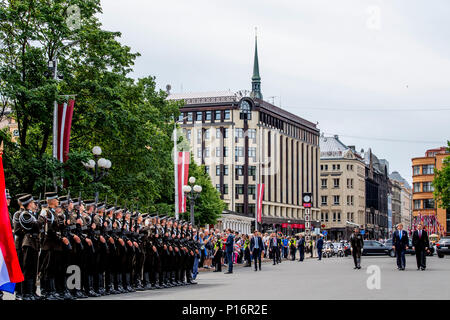 Riga, Lettland. 11 Juni, 2018. König Willem-Alexander der Niederlande legen einen Kranz mit Präsident Raimonds VEJONIS in Riga, Lettland, 11. Juni 2018. Quelle: Patrick Van Katwijk |/dpa/Alamy leben Nachrichten Stockfoto