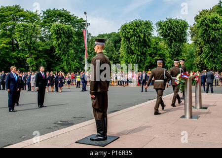 Riga, Lettland. 11 Juni, 2018. König Willem-Alexander der Niederlande legen einen Kranz mit Präsident Raimonds VEJONIS in Riga, Lettland, 11. Juni 2018. Quelle: Patrick Van Katwijk |/dpa/Alamy leben Nachrichten Stockfoto