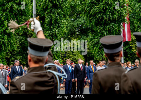 Riga, Lettland. 11 Juni, 2018. König Willem-Alexander der Niederlande legen einen Kranz mit Präsident Raimonds VEJONIS in Riga, Lettland, 11. Juni 2018. Quelle: Patrick Van Katwijk |/dpa/Alamy leben Nachrichten Stockfoto