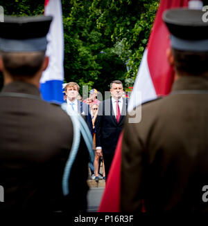 Riga, Lettland. 11 Juni, 2018. König Willem-Alexander der Niederlande legen einen Kranz mit Präsident Raimonds VEJONIS in Riga, Lettland, 11. Juni 2018. Quelle: Patrick Van Katwijk |/dpa/Alamy leben Nachrichten Stockfoto