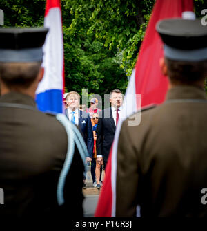 Riga, Lettland. 11 Juni, 2018. König Willem-Alexander der Niederlande legen einen Kranz mit Präsident Raimonds VEJONIS in Riga, Lettland, 11. Juni 2018. Quelle: Patrick Van Katwijk |/dpa/Alamy leben Nachrichten Stockfoto