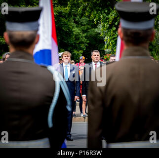 Riga, Lettland. 11 Juni, 2018. König Willem-Alexander der Niederlande legen einen Kranz mit Präsident Raimonds VEJONIS in Riga, Lettland, 11. Juni 2018. Quelle: Patrick Van Katwijk |/dpa/Alamy leben Nachrichten Stockfoto