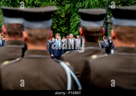 Riga, Lettland. 11 Juni, 2018. König Willem-Alexander der Niederlande legen einen Kranz mit Präsident Raimonds VEJONIS in Riga, Lettland, 11. Juni 2018. Quelle: Patrick Van Katwijk |/dpa/Alamy leben Nachrichten Stockfoto