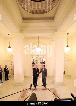 (290626) - Singapur, 11. Juni 2018 (Xinhua) - der Premierminister von Singapur, Lee Hsien Loong (R) trifft mit US-Präsident Donald Trump in Singapur, am 11. Juni 2018. (Xinhua) (ZF) Stockfoto