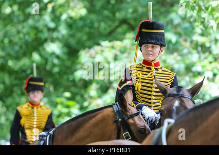 Hyde Park, UK, 11. Juni 2018. Junge Soldaten aus der King's Troop Royal Horse artillery zurückkehren, nachdem das begrüssen. Eine königliche Gun Salute ist am Mittag im Hyde Park feuerte der Herzog von Edinburgh's Geburtstag zu markieren. Der Herzog von Edinburgh, Prinz Philip, hat 97 gestern gedreht, aber Sonntags keine böllerschüssen befeuert werden, ein Salute ist statt heute gefeuert. Credit: Imageplotter Nachrichten und Sport/Alamy leben Nachrichten Stockfoto