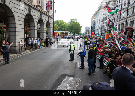 London, Großbritannien. 10 Juni, 2018. Mitglieder einer rechtsextremen Gruppe taunt Hunderte von Menschen, die sich an der pro-palästinensischen Al Quds Tag März durch das Zentrum von London von der Islamischen Menschenrechtskommission organisiert. Eine internationale Veranstaltung, Es begann 1979 im Iran. Quds ist der arabische Name für Jerusalem. Credit: Mark Kerrison/Alamy leben Nachrichten Stockfoto